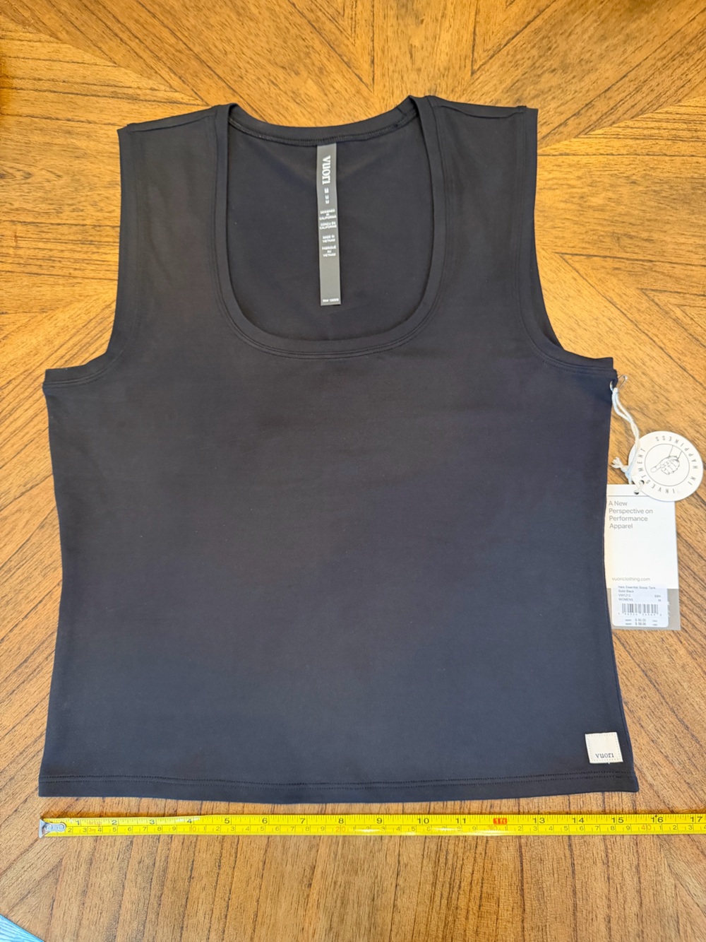 Vuori Halo Essential Scoop Tank Black Medium